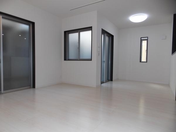 Living. Families gather living is spacious 18 tatami mats!