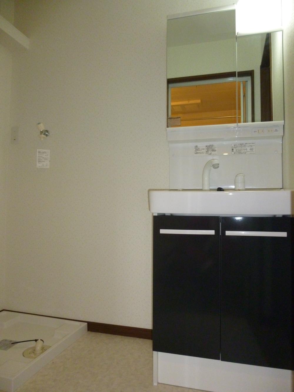 Wash basin, toilet. Wash basin also is a new article