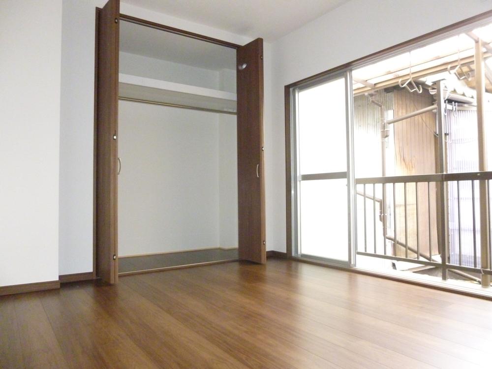 Non-living room. Wind Street is a good double-sided balcony