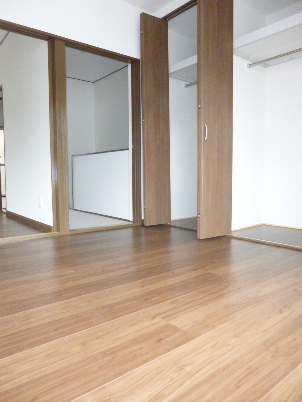 Non-living room. It is the day of the street of watching