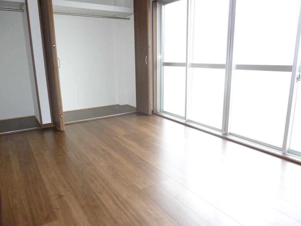 Non-living room. The big window! ! Four window