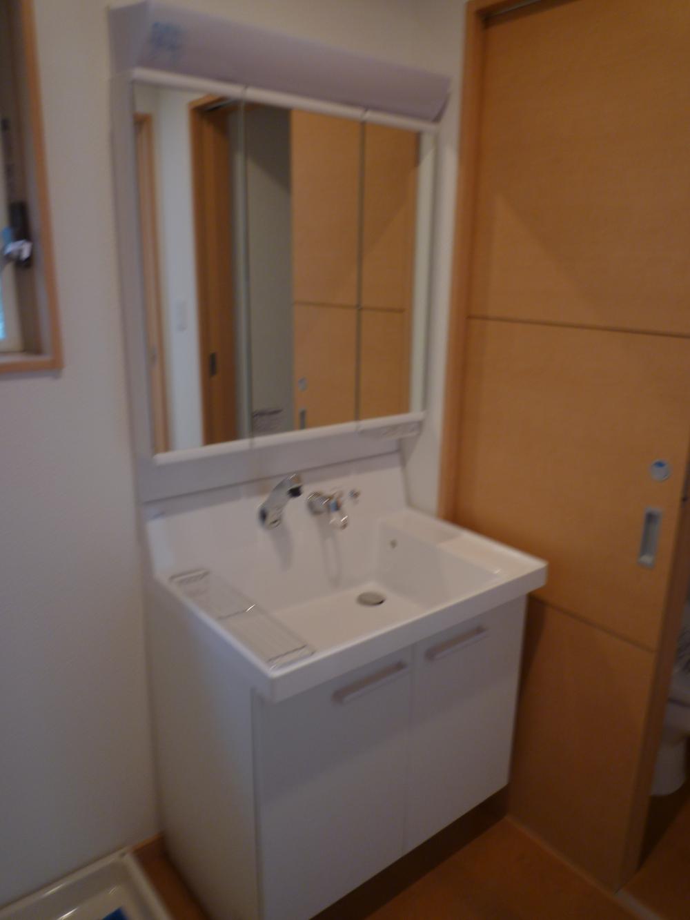 Wash basin, toilet. Wash basin