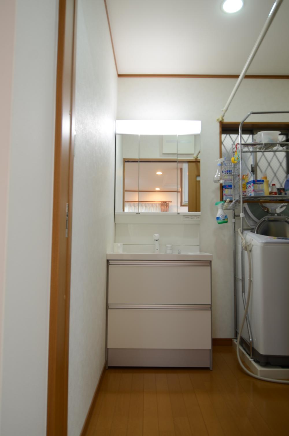 Wash basin, toilet. Indoor (11 May 2013) Shooting