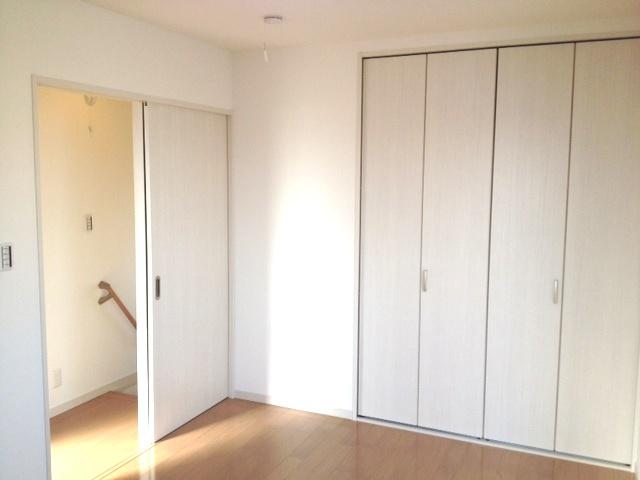 Non-living room.  [Western-style 6.75 Pledge] Facing the balcony is the third floor of the Western-style. Bright, two-sided lighting, This room Asahi plug.