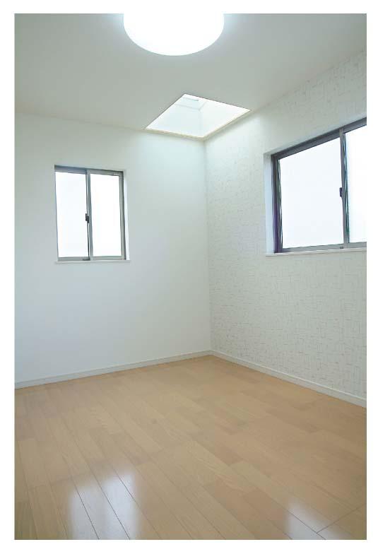 Non-living room.  [Western-style 6 Pledge] It is a skylight with a Western-style. 5 Pledge of the room also comes with a skylight.
