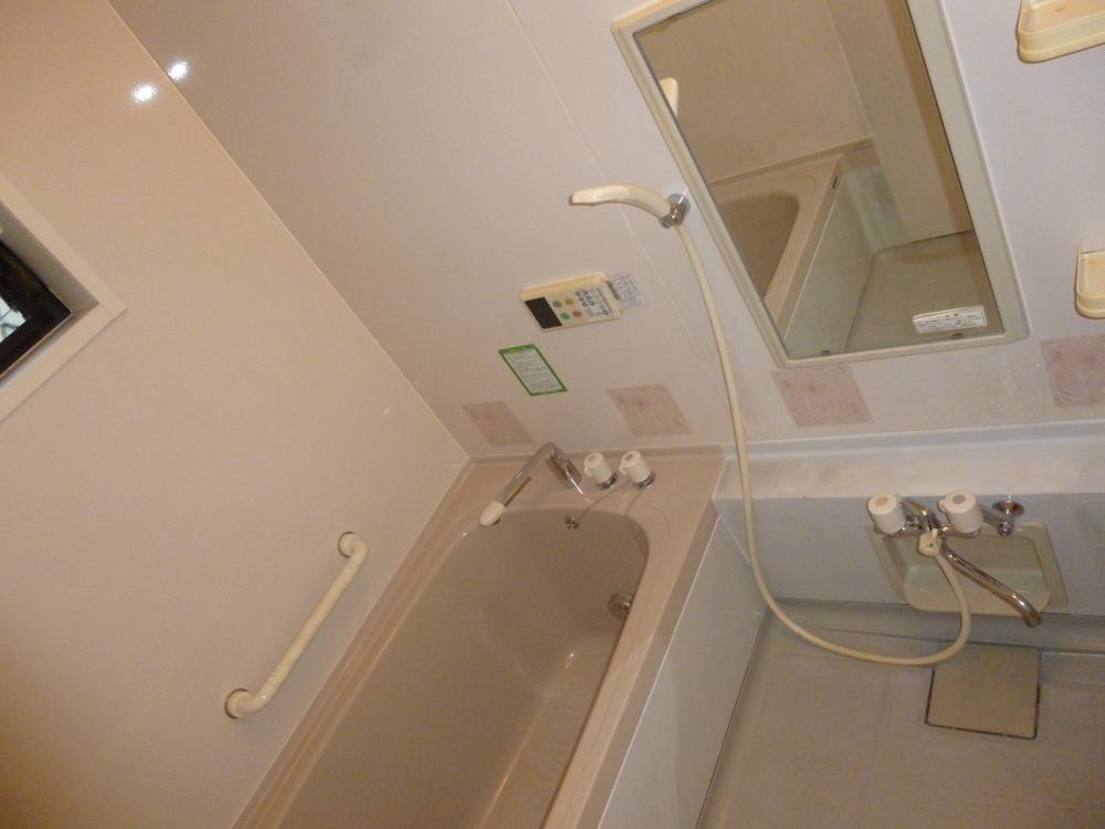 Bathroom. Unit bus also Pikkapika