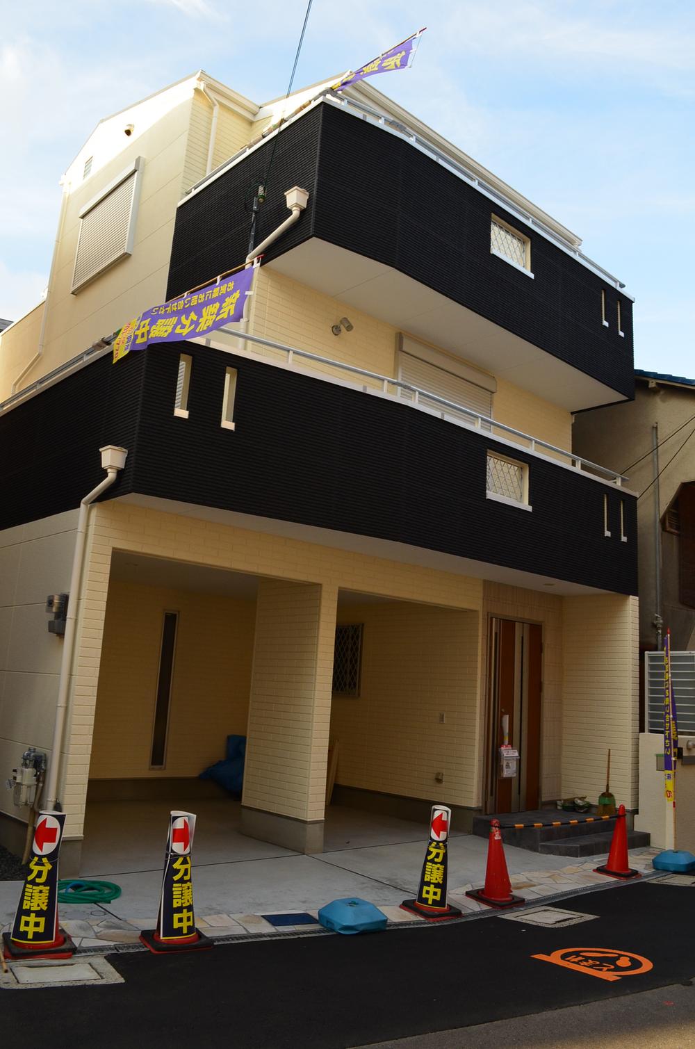 Local appearance photo. Car two possible parking