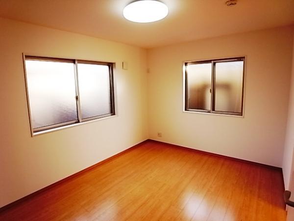 Non-living room. Yang per good two-plane daylight