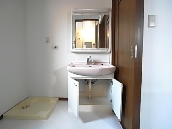 Wash basin, toilet. Wash basin