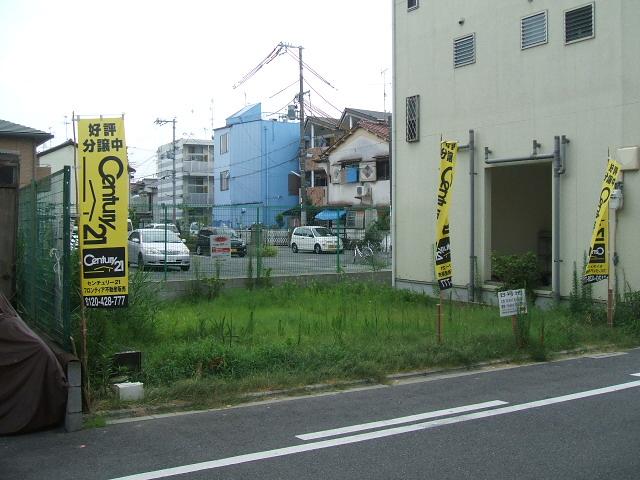 Local photos, including front road.  ◆ Local Photos