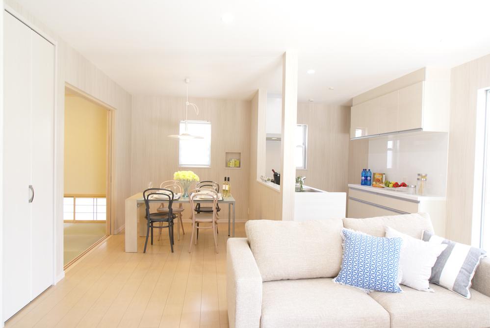 Living. The atmosphere of cleanliness a cool color to the main