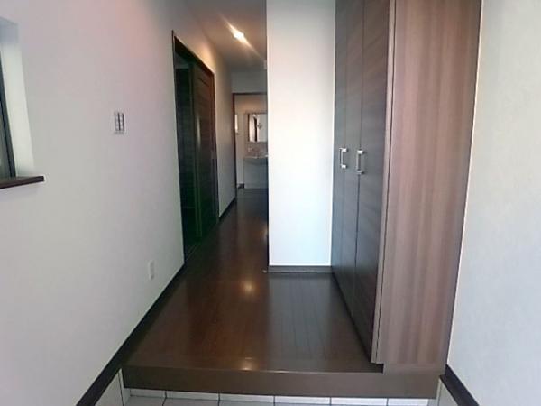 Entrance. Also refreshing hobby tools in with storage of plenty (same specifications entrance)