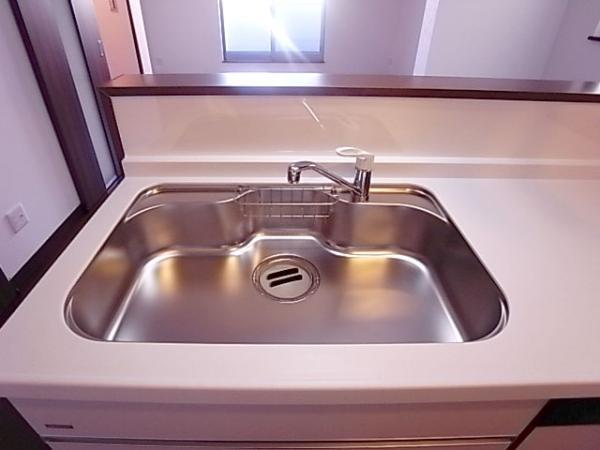 Other Equipment. Washing effortlessly with a wide sink