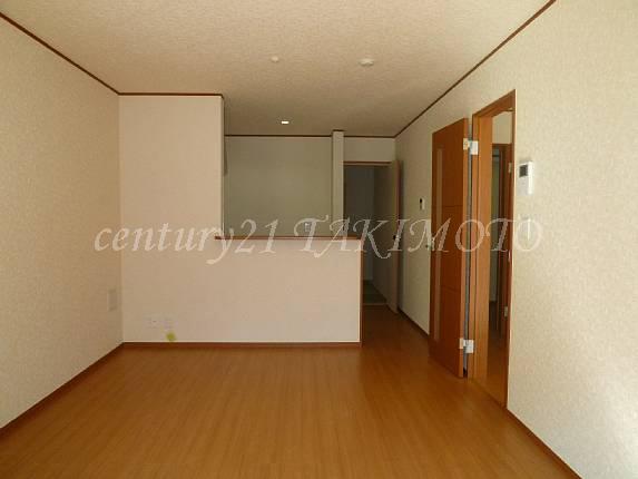 Living. LDK with a hanging cupboard there is no sense of openness! !