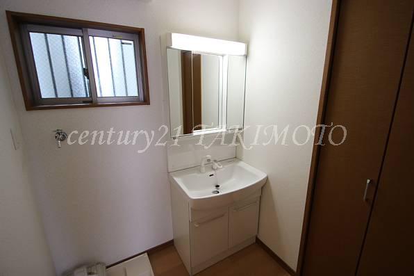 Wash basin, toilet. Convenient Shampoo dresser!