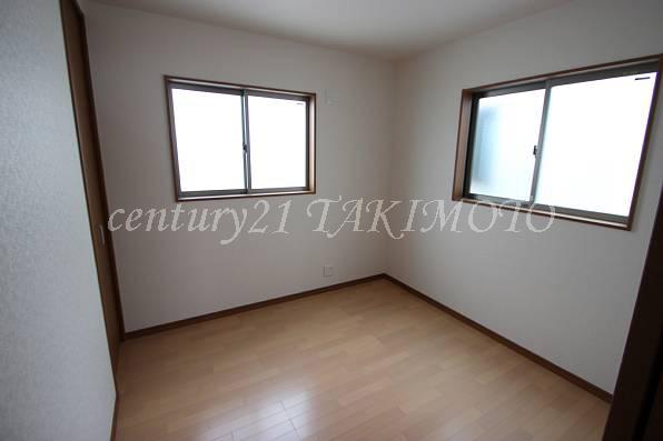 Non-living room. Bright two-plane daylight Western-style!