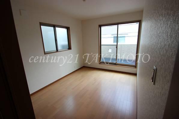 Non-living room. Daytime there is daylight from the south is not needed is light!