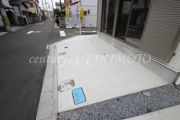 Parking lot. Large vehicles also easy parking can be garage space!