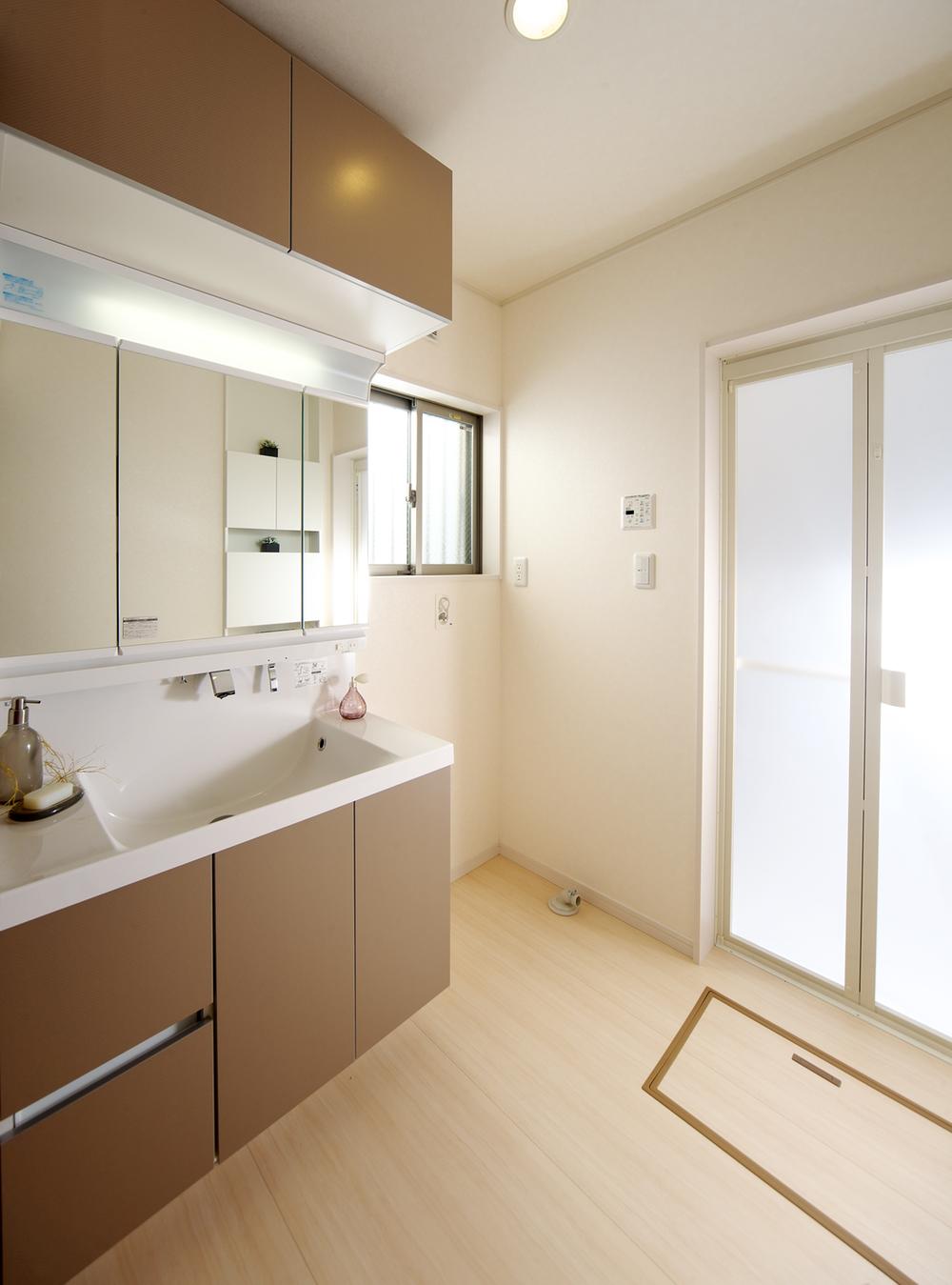 Other Equipment. Adopted TOTO and Panasonic also vanity. Capacity plenty of integrated basin bowl counter, Kagamiura is clear of storage space, Wash the bowl to every nook and corner single-lever shower faucet, etc., It is vanity to realize the goodness of design and usability.