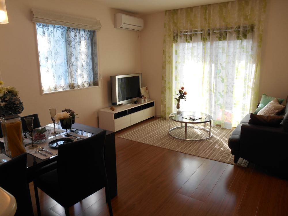 Living. Airy dining atrium, Installing the floor heating in the kitchen and living room with a large cupboard. (Takasekita No. 19 locations)