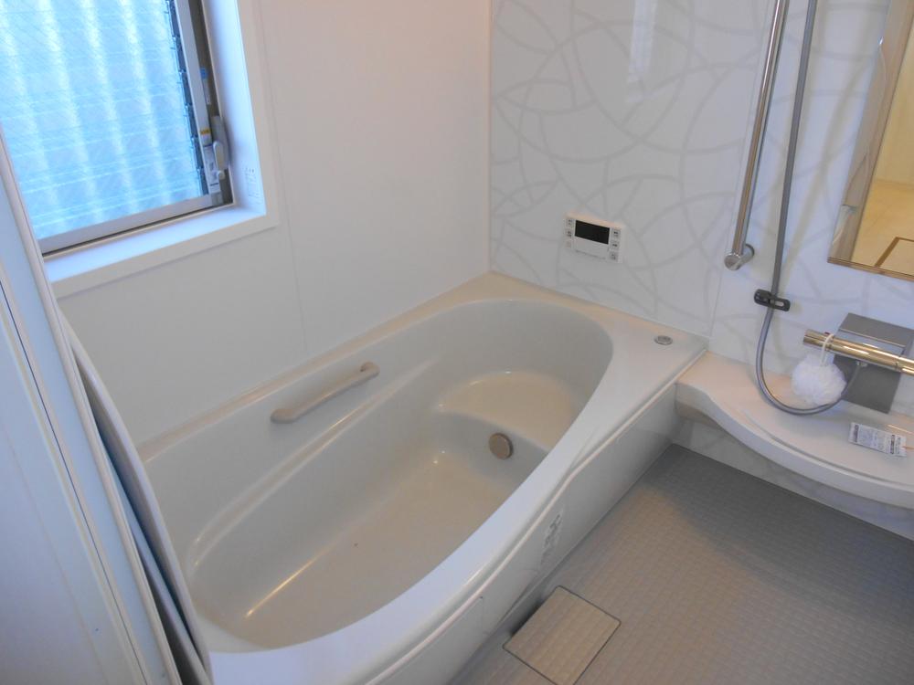 Bathroom. The bathroom is clear of the 1616 type (1 Tsubodai), Cold hard to keep warm tub of high hot water thermal insulation properties, With heating ventilation dryer. Hot water clad in automatic ・ Reheating ・ Is an advanced type equipped with a variety of functions, such as thermal insulation. Adopted TOTO and INAX.