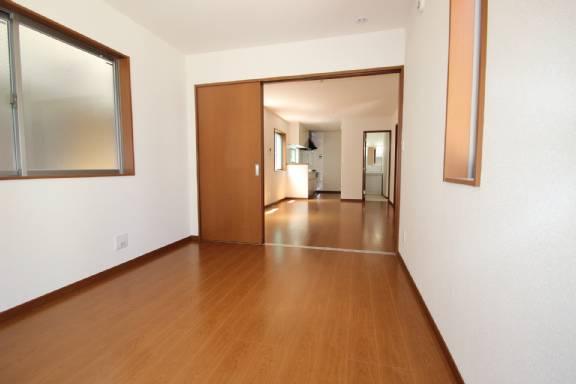 Living. LDK is conveniently located adjacent to the Western-style! !