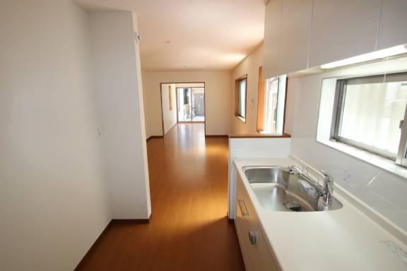 Kitchen. Bright have windows in the kitchen! !