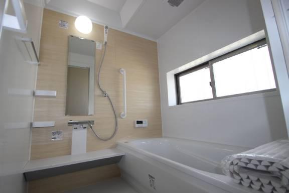 Bathroom. Pat ventilation is equipped with a large window! !