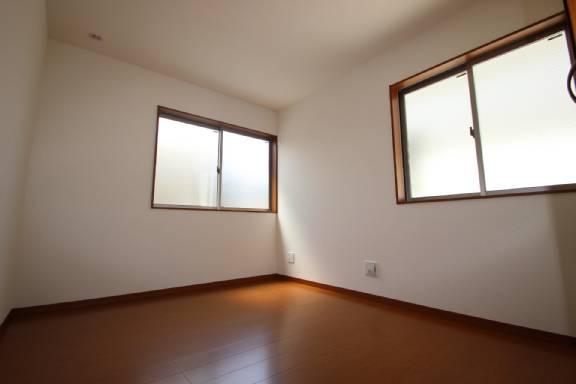 Non-living room. The bedrooms are spacious and 7.5 Pledge! !