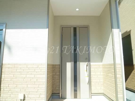 Entrance. Simple entrance around