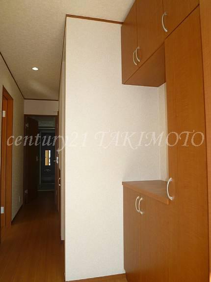 Receipt. In the U-shaped shoes BOX, It can be stored a lot of shoes