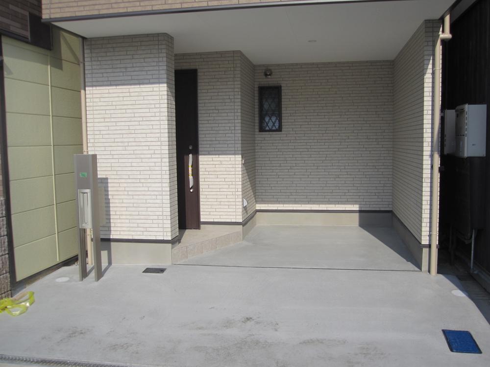 Local photos, including front road. Entrance and garage space. Large car also Easy parking Allowed.