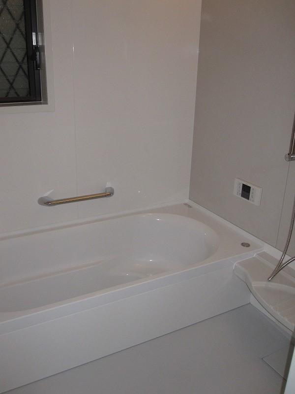 Bathroom. The bathrooms are spacious adopted 1 tsubo size. By all means please enjoy the family bath.