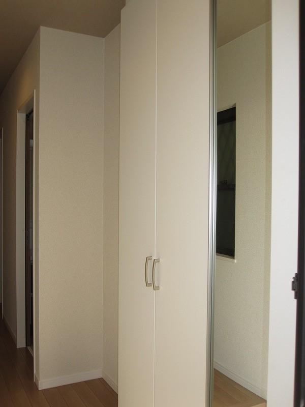 Other local. 1 shot of the room.