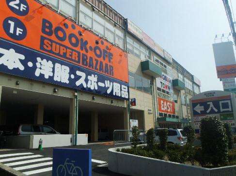 Shopping centre. Is an 8-minute walk up to 610m shopping center until the Jaguar Town East