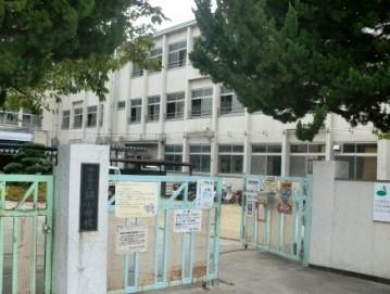 Primary school. Mom dad smiling at 507m population home from school to school to Moriguchi Tatsunishiki Elementary School