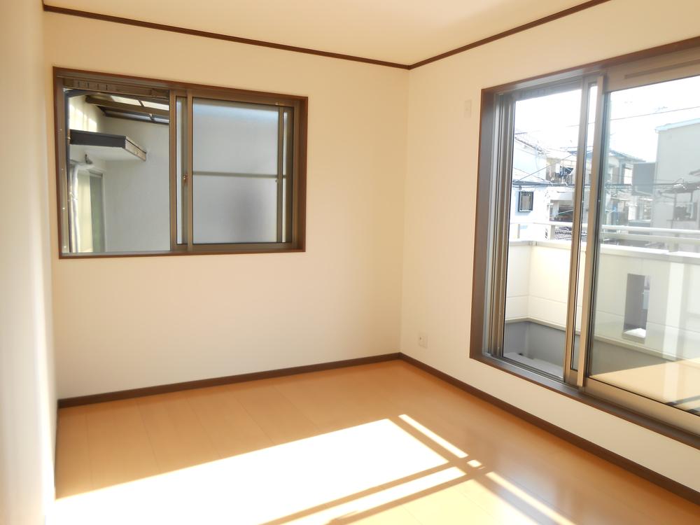 Non-living room. Each room is a bright room with spacious