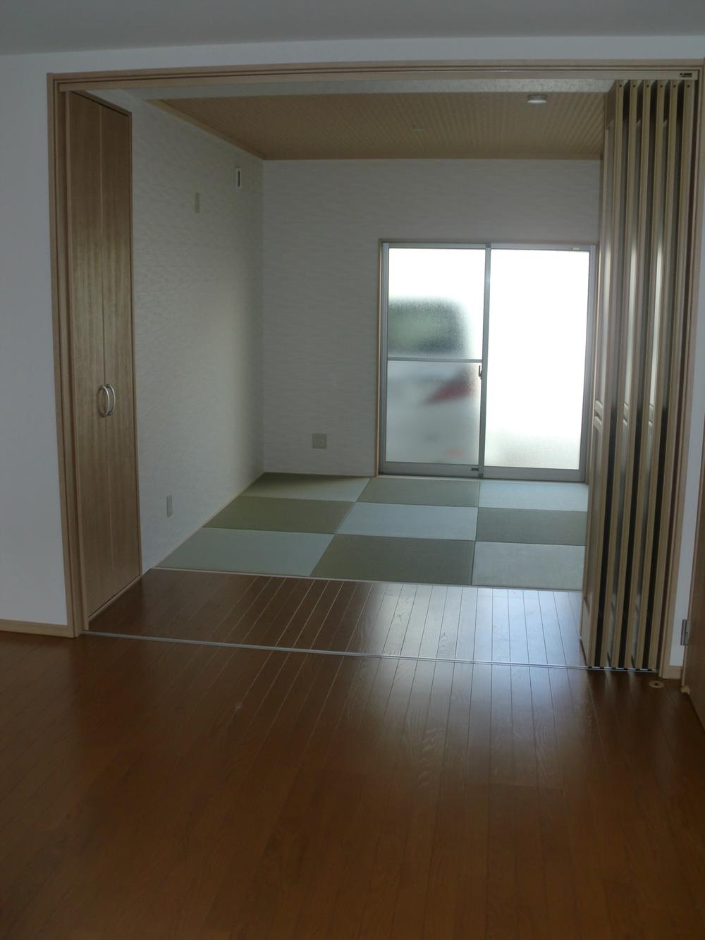 Living. There Pledge LDK13.5! (You can use To spacious because it has become a Japanese-style room and Tsuzukiai! )