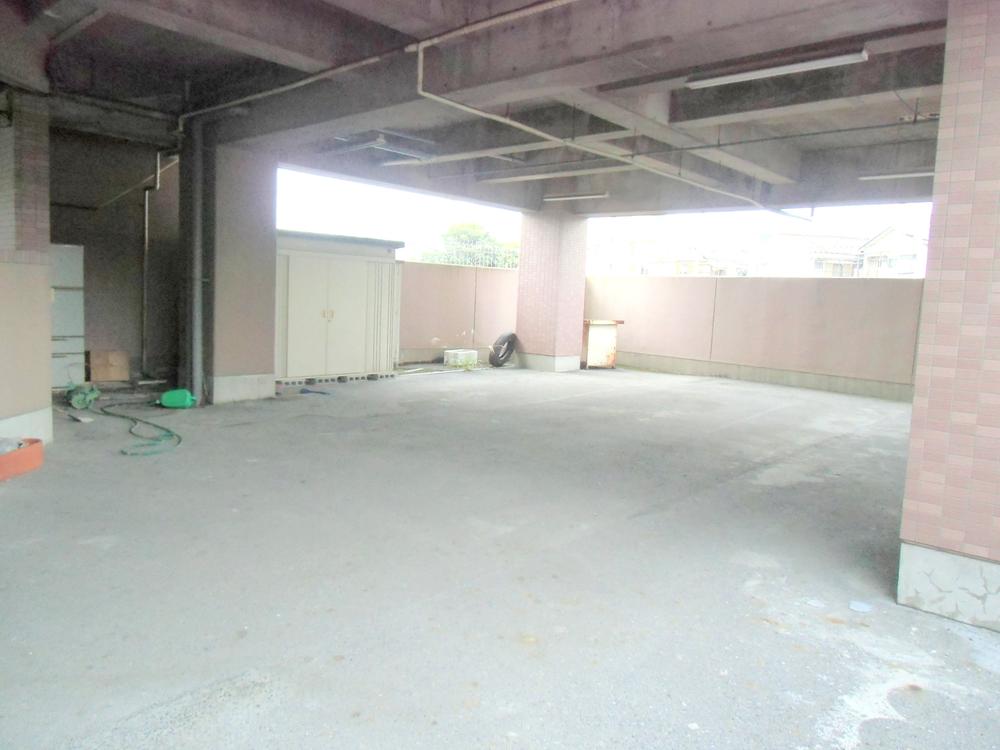 Parking lot. Local (10 May 2013) Shooting