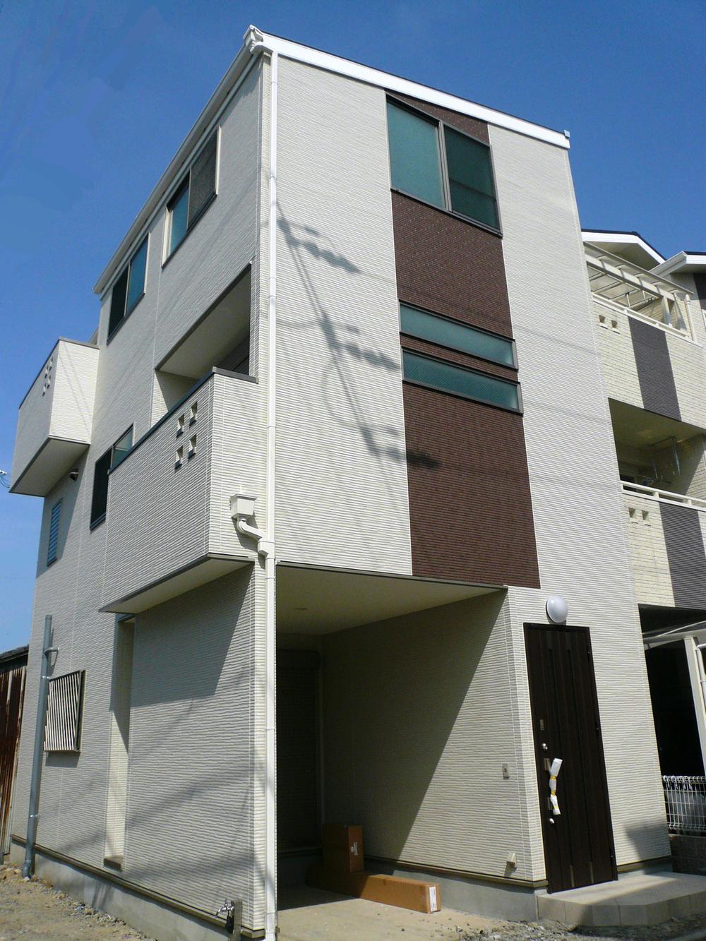 Local appearance photo. All three remaining 1 compartment popular during the sale of the compartment. Day per southeast corner lot ・ Ventilation is good. Since the building of the completed your tour of the interior is also available! Please contact us (local photo)