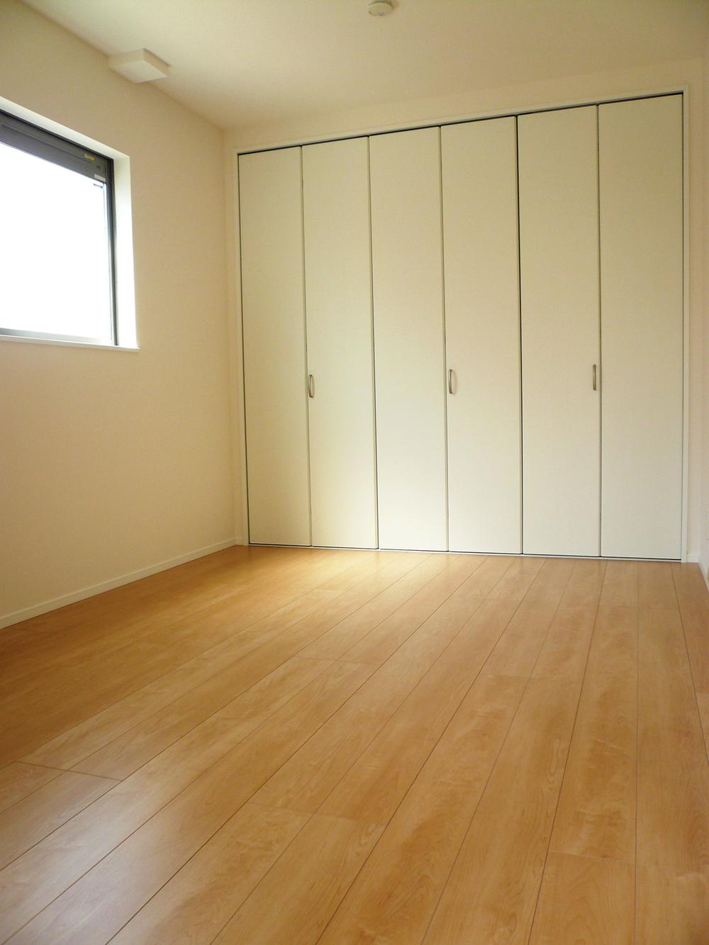 Non-living room. First floor of 6.2 quires of the rooms are also sunny in the sun pointing the first floor from the optimal south to the main bedroom with a large storage (local photo)