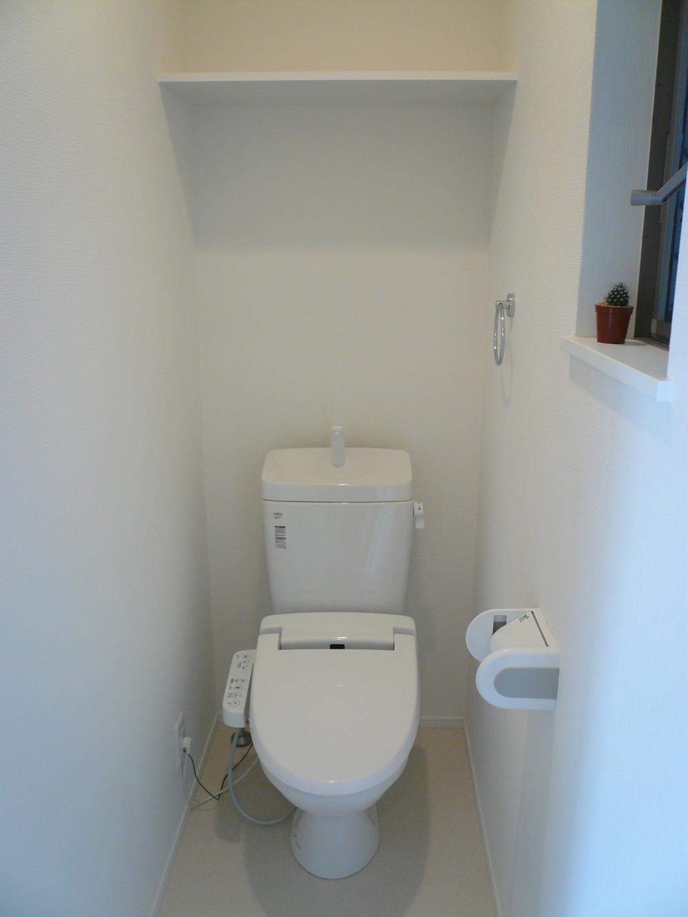 Toilet. Second floor of the toilet with a washlet (local photo)