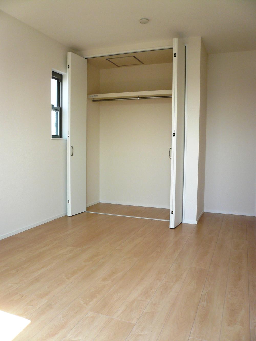 Non-living room. There are three floors of rooms with large windows in all rooms south, Day is good (local photo)