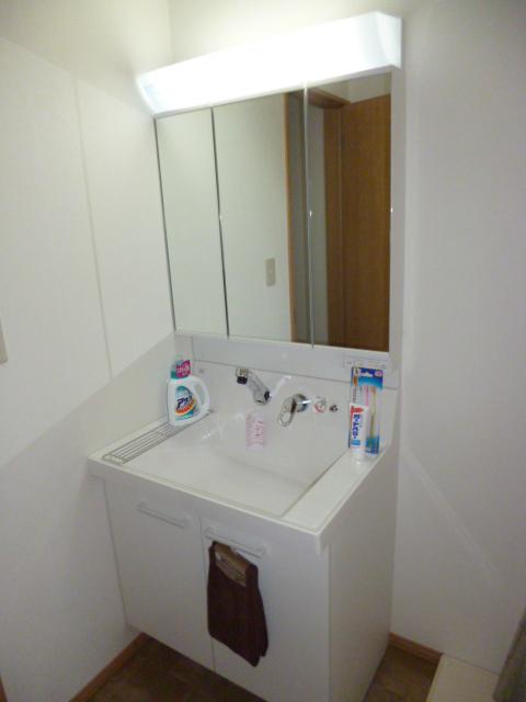 Wash basin, toilet. Indoor (12 May 2013) Shooting