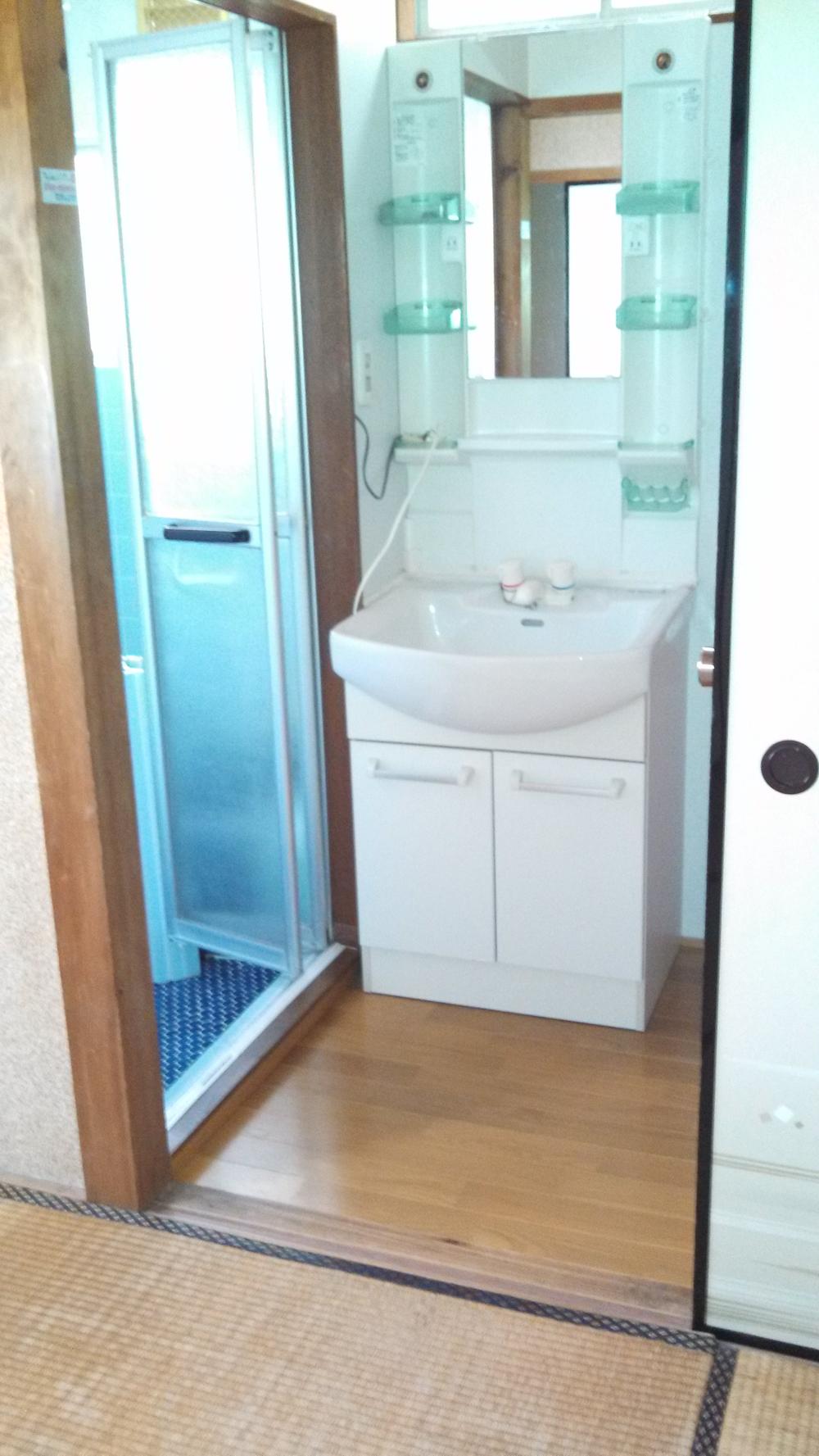 Wash basin, toilet. Indoor (12 May 2013) Shooting