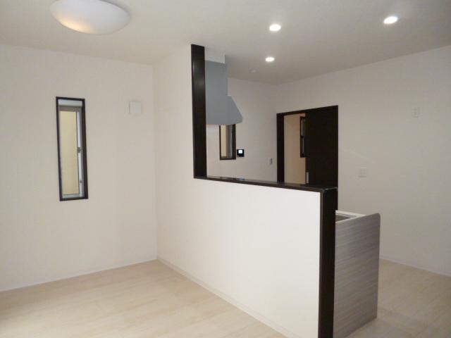 Kitchen. With floor heating. The back of the entrance is the pantry.