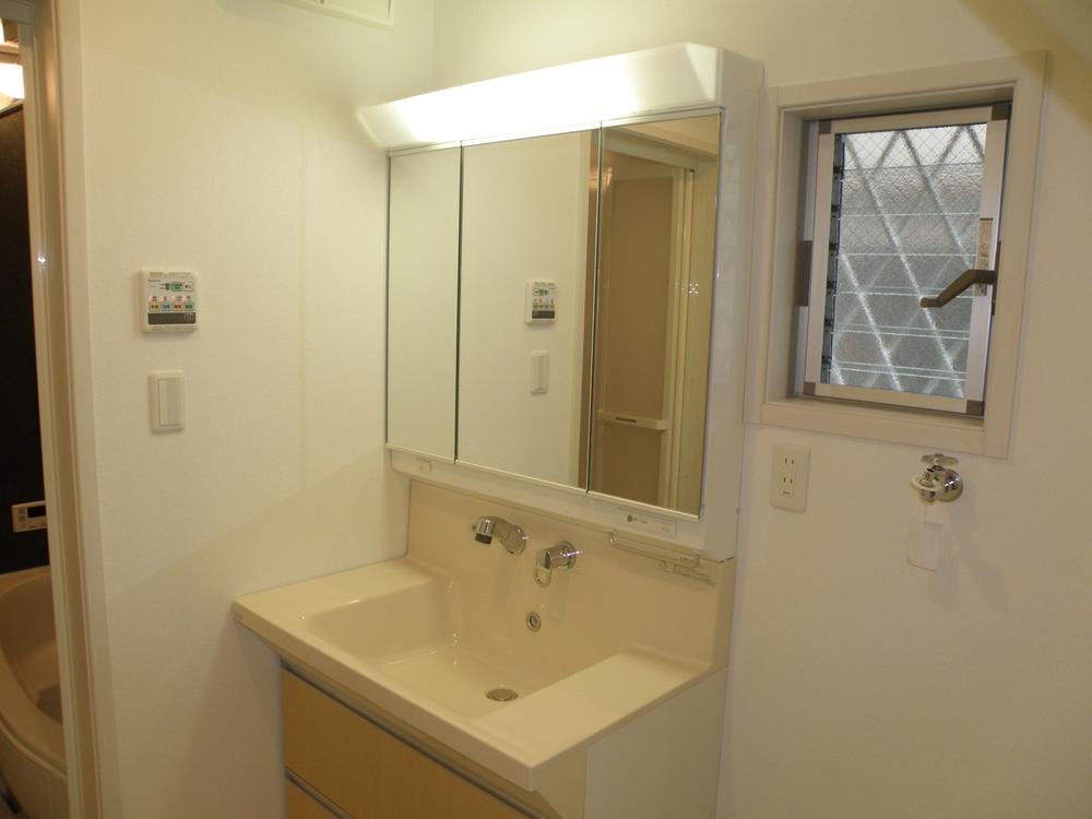 Wash basin, toilet. With washroom window! There is storage space in the three-sided mirror back.