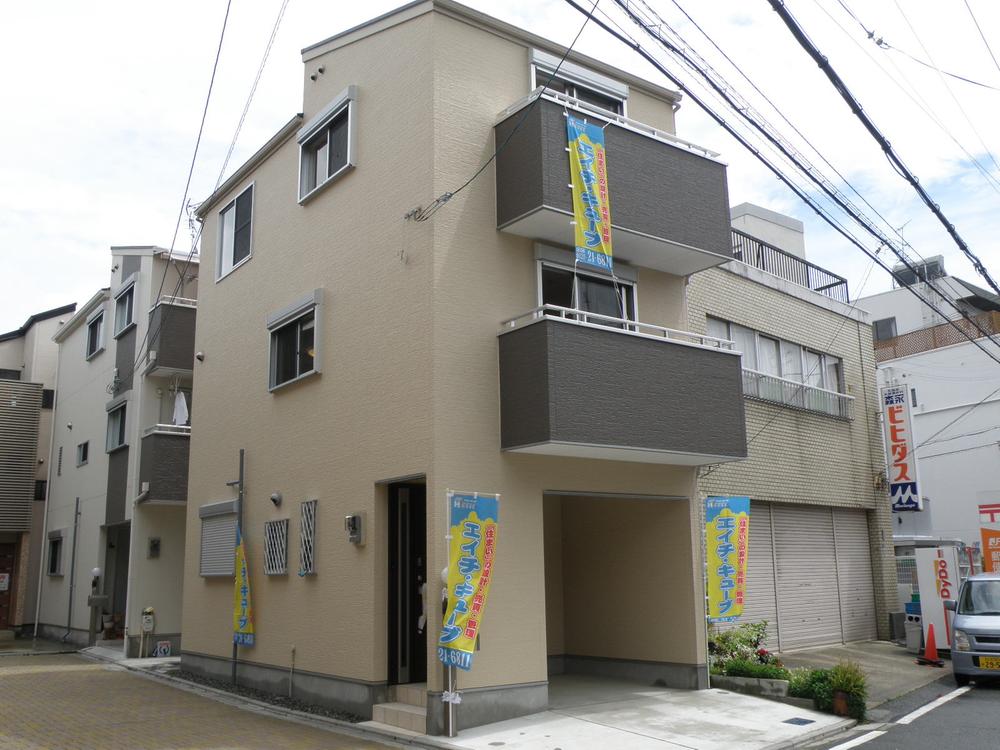 Local appearance photo. Popular corner lot! There is parking space!