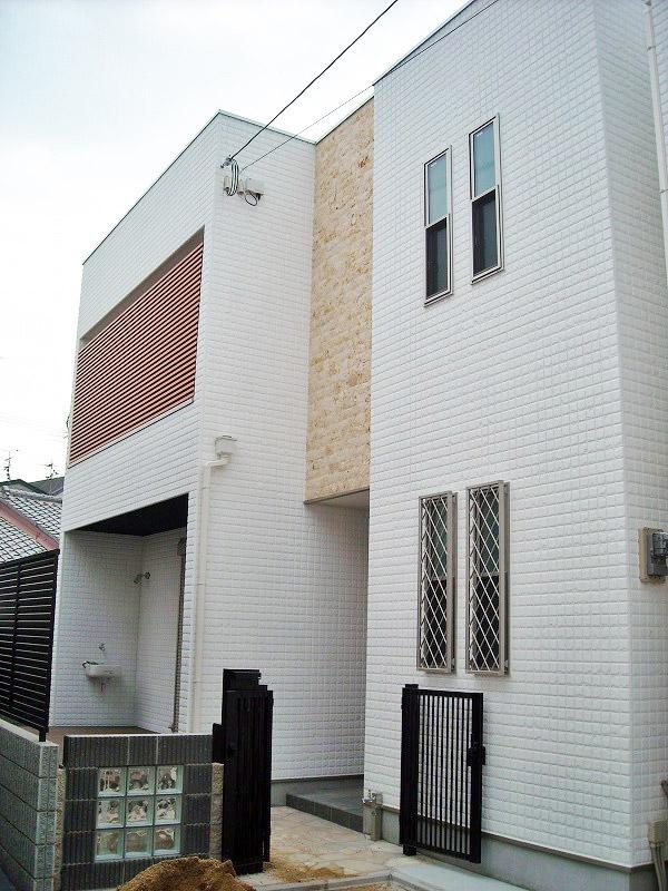 Building plan example (exterior photos). Construction Case appearance