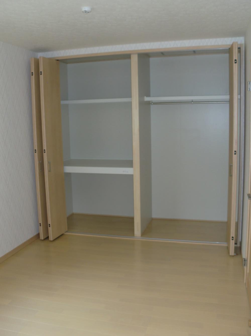 Same specifications photos (Other introspection). It is a large closet!